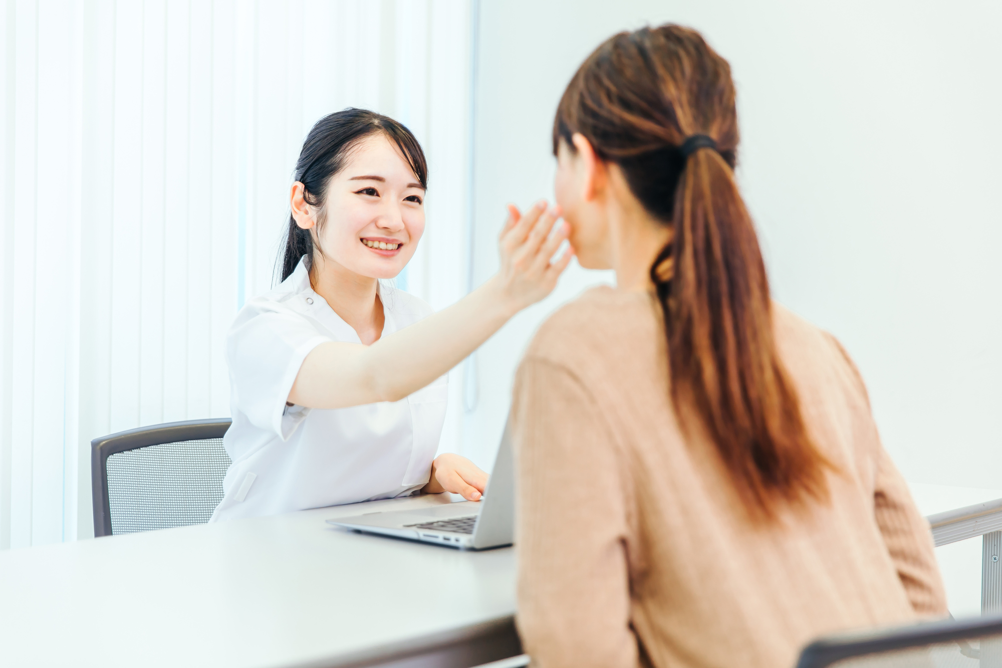 明るく清潔な診察室
